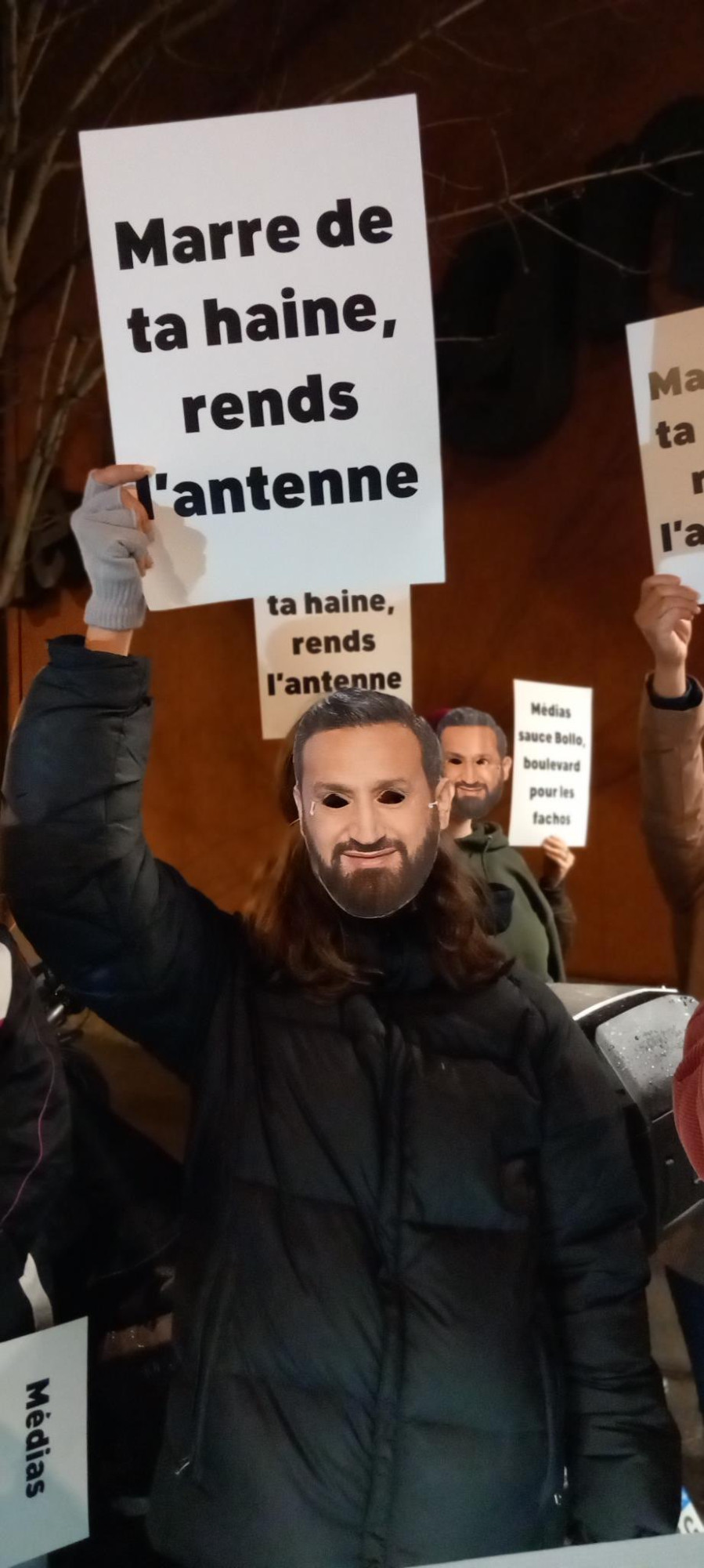 Les activistes fêtent la fin de C8