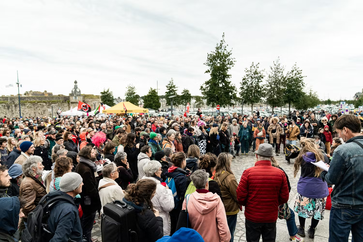 Levons les voiles - Sur le port de Concarneau, une vague antifasciste contre Bolloré.