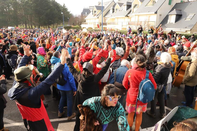 800 personnes rassemblées pour un bal antifasciste devant le manoir de Bolloré