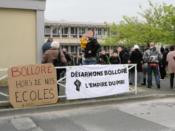 Tractages « Bolloré hors de nos écoles » à La Rochelle