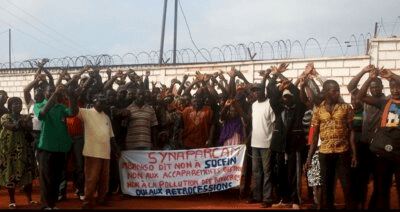 Un groupe de villageois·es bloque l’usine de la Socapalm Mbongo, au Cameroun, le 28 avril 2015 (© Photo ReAct)