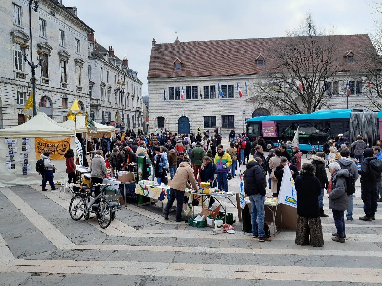 besancon - village contre Bolloré