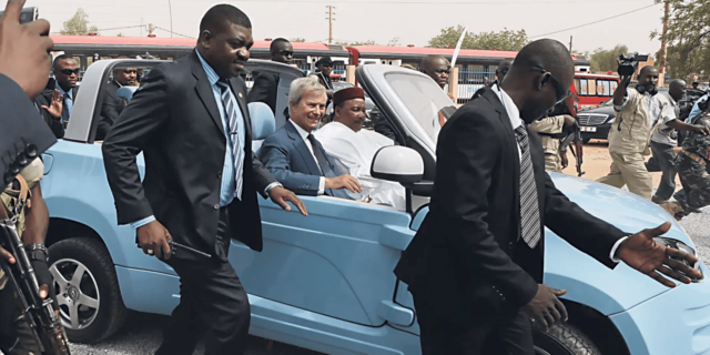 Vincent Bolloré et le président du Niger, Mahamadou Issoufou, au volant d'une Bluesummer en 2015 (© Eric Dessons/JDD)