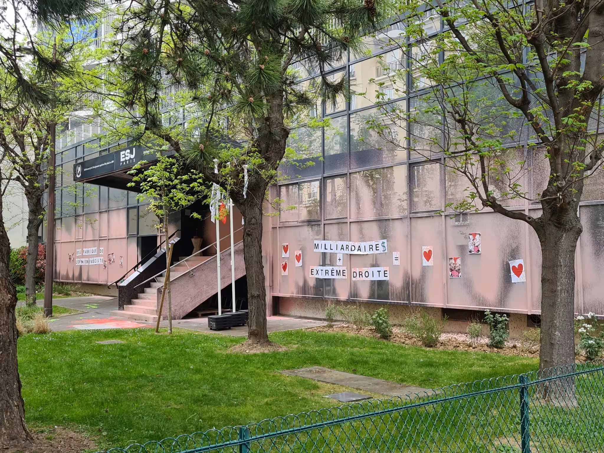 L'ESJ Paris se bollorise : une intervention antifasciste fait fermer l'école !