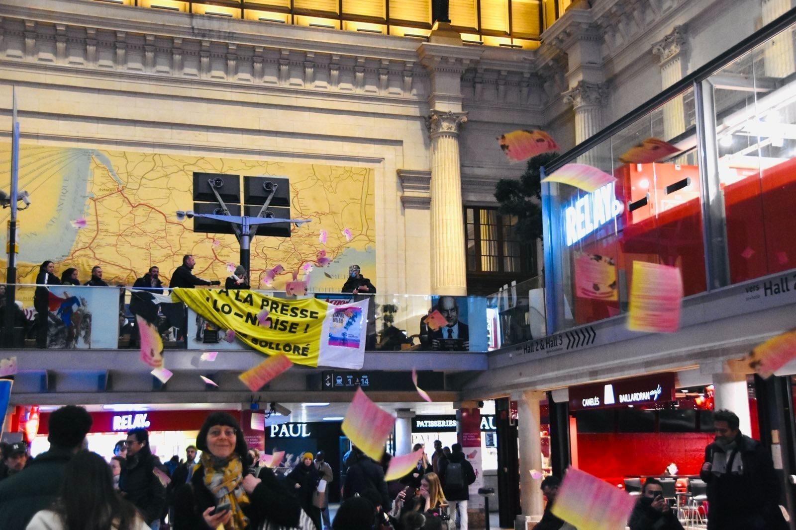 Les enseignes Relay/Bolloré ciblées à travers la France