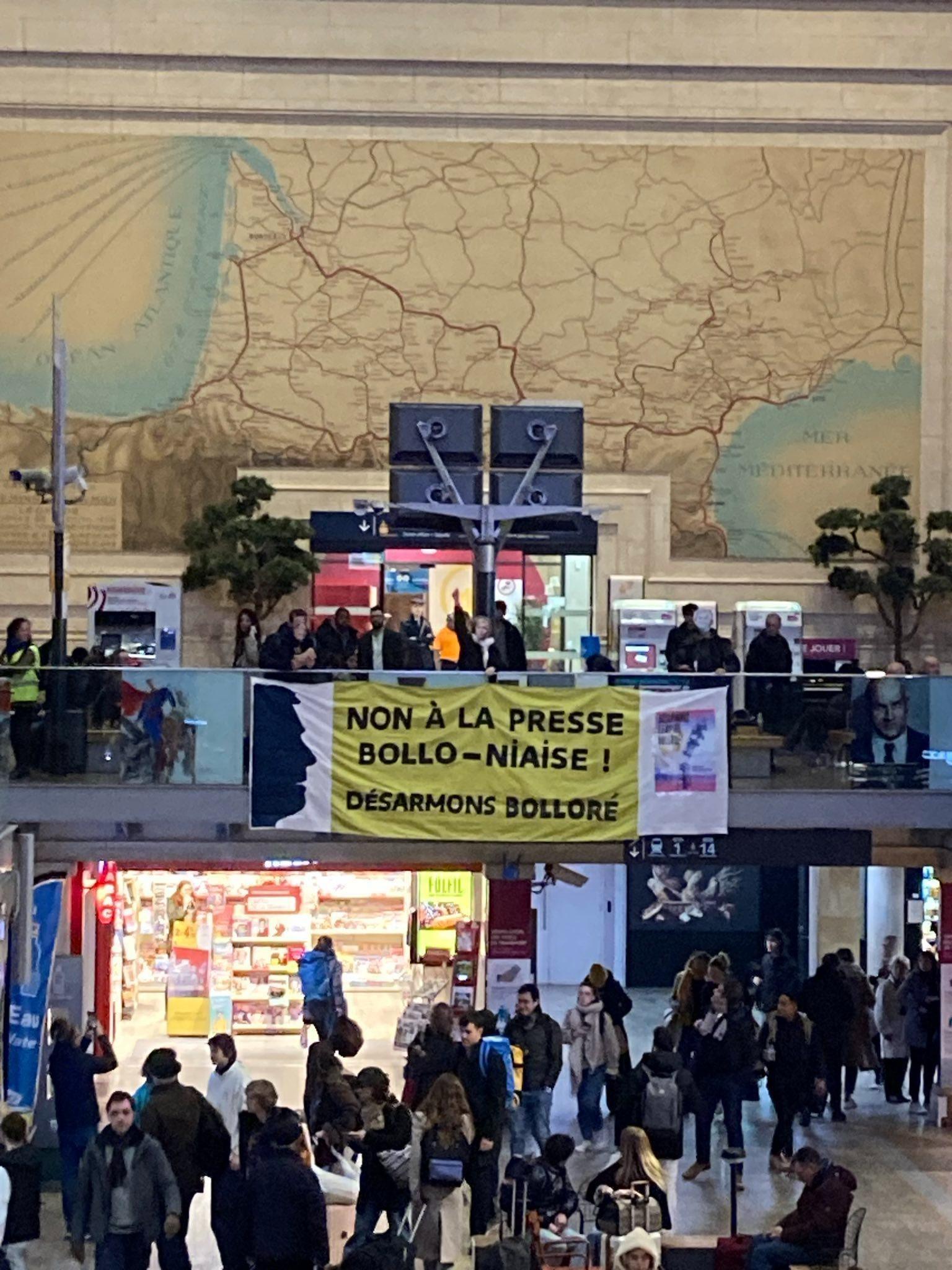 Les enseignes Relay/Bolloré ciblées à travers la France